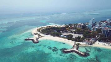 luchtfoto naar het maafushi-eiland, maldiven video
