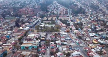 panoramisch uitzicht vanuit de lucht naar de heldere en kleurrijke gebouwen in valparaiso, chili video