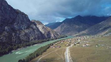 tracto químico en las montañas de altai, rusia video