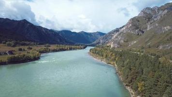 chemisch kanaal in het altai-gebergte, rusland video