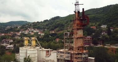 vista de imagens aéreas para a fábrica abandonada na república do kosovo video