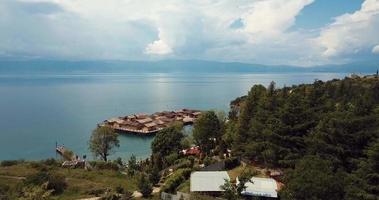 imagens aéreas do museu aberto na baía de água dos ossos no lago ohrid, norte da macedônia video