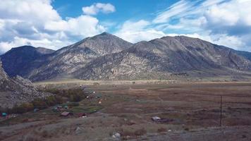 landschappen en bergrivier op het chemische kanaal in het altai-gebergte, rusland video