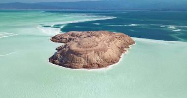 vista aérea para o lago salino assal na região de tadjoura, djibuti video