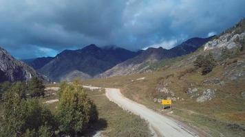 tracto químico en las montañas de altai, rusia video