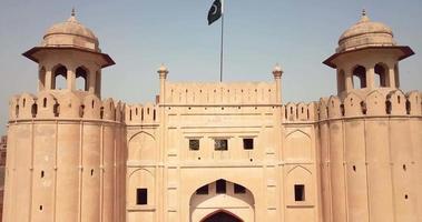 vue sur la porte principale alamigiri du fort de lahore, pakistan video