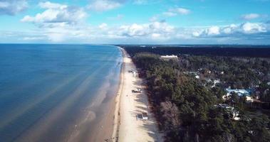 Luchtfoto prachtig uitzicht op de kust van de Baltische Zee van Jurmala met bomen en huizen, letland video
