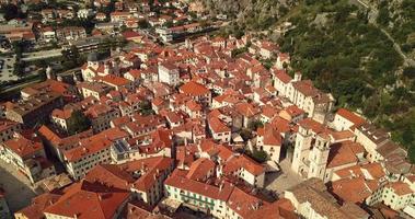 vista aérea de la ciudad costera de kotor en la costa del mar adriático, montenegro video
