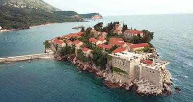 vista aérea para a ilha de saint stephen sveti stefan na costa adriática de montenegro video