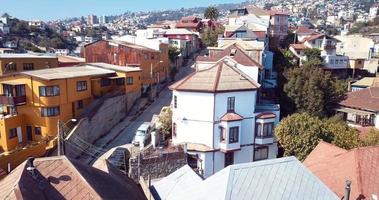 vista panorámica aérea a los edificios brillantes y coloridos en valparaíso, chile video