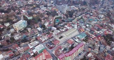 panoramisch uitzicht vanuit de lucht naar de heldere en kleurrijke gebouwen in valparaiso, chili video