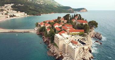 Flygfoto till ön saint stephen sveti stefan på den adriatiska kusten i montenegro video