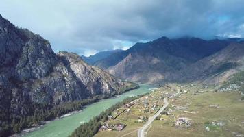 tracto químico en las montañas de altai, rusia video