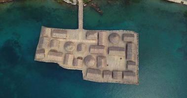 imágenes aéreas del museo abierto en la bahía de huesos de agua en el lago ohrid, macedonia del norte video