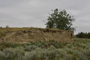 cielos grises sobre las tierras baldías en dakota del sur foto
