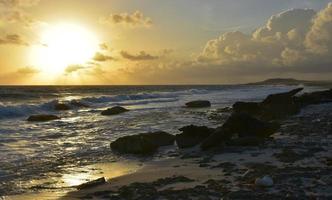 impresionante amanecer sobre el océano en aruba foto