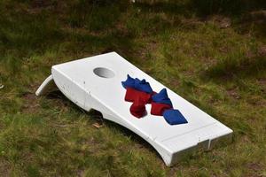 juego de cornhole con bolsas de frijoles listas para jugar foto