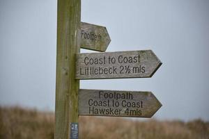 Marcador de ruta de costa a costa con distancias en Inglaterra foto