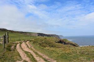 vistas panorámicas a lo largo del paseo del acantilado en la bahía de robin hood foto