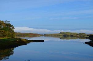 aguas claras y cielos azules en escocia foto