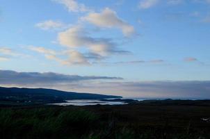 impresionante paisaje de Escocia y un cielo al atardecer foto