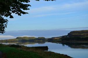 impresionante paisaje en la isla de skye con un río que fluye foto