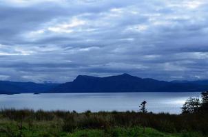 exuberante paisaje frente a la costa de la isla de skye foto