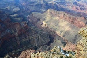 mirando hacia el gran cañón en arizona foto