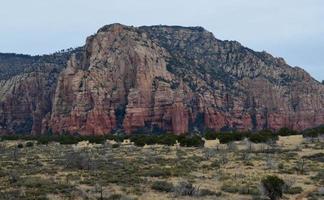 gran mota de roca con un valle en sedona foto