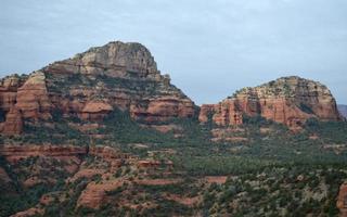 impresionantes acantilados y formaciones de roca roja en sedona foto