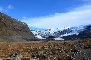 escarpado paisaje volcánico rodeado de montañas en islandia foto