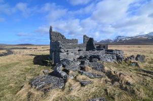 Ruinas de piedra desmoronadas de un edificio en la remota Islandia foto