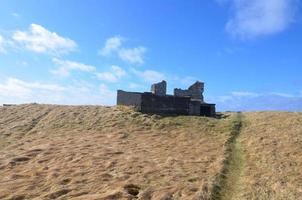 antiguas ruinas de piedra en praderas en la remota Islandia foto