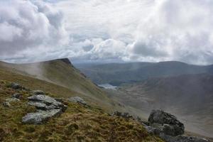 nubes asentándose en kidsty pike en inglaterra foto