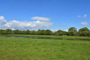 día de primavera en inglaterra con un pequeño río foto