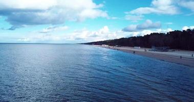 Luchtfoto prachtig uitzicht op de kust van de Baltische Zee van Jurmala met bomen en huizen, letland video