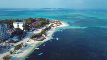 vista aérea a la isla de maafushi, maldivas video