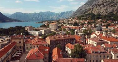 luchtfoto naar de kustplaats Kotor aan de Adriatische Zeekust, montenegro video