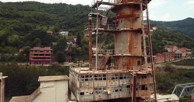 vista de imagens aéreas para a fábrica abandonada na república do kosovo video