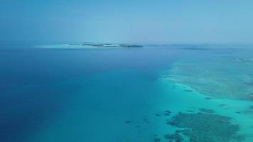 vista aérea para a ilha maafushi, maldivas video