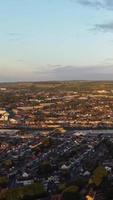 bela vista vertical aérea de alto ângulo da paisagem urbana da paisagem da inglaterra grã-bretanha video