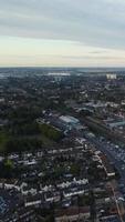 prachtige luchtfoto hoge hoek verticale weergave van Engeland Groot-Brittannië landschap stadsgezicht video