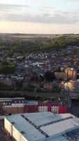 hermosa vista aérea vertical de gran ángulo del paisaje urbano de inglaterra gran bretaña video