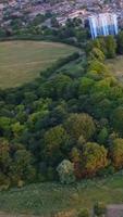 splendida vista aerea del drone ad alto angolo del paesaggio urbano e del paesaggio dell'inghilterra riprese del drone della gran bretagna video