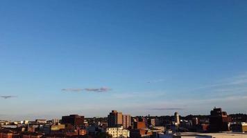 images en grand angle de la ville centrale de londres luton et vue aérienne de la gare et du train sur les voies video