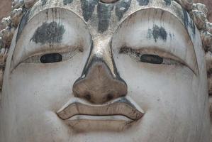 sukhothai, tailandia, 2014-antigua estatua de buda, parque histórico de sukhothai foto