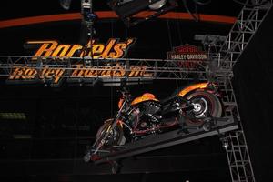 los angeles, 21 de octubre nave estelar cósmica harley-davidson 1 millón de motocicletas en el escaparate de harley davidson - presentación de harley cósmica por el artista jack armstrong el 21 de octubre de 2010 en marina del rey, ca foto