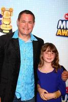 los angeles, 27 de abril - jeff corwin, hija llega a los radio disney music awards 2013 en el teatro nokia el 27 de abril de 2013 en los angeles, ca foto