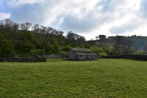 granero de piedra en una granja rural en Inglaterra foto