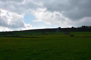 nubes oscuras sobre los campos en primavera foto